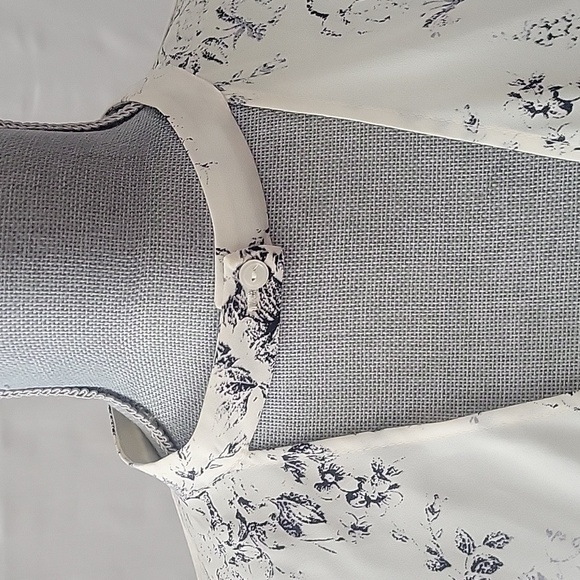 LUSH Woman V-Neck With Button Collar Black & Beige Floral Blouse, Size: S - Picture 3 of 10